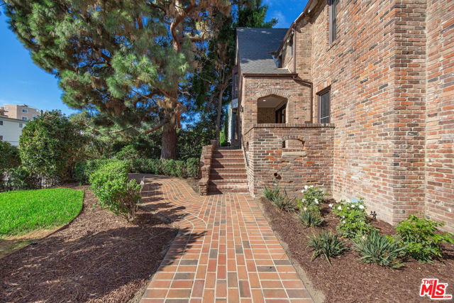 832 S Plymouth Boulevard, Los Angeles CA: https://media.crmls.org/mediaz/bd357caa-a8c3-4d2c-8173-c1f1f6d8717a.jpg