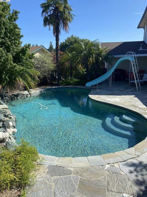 5186 Greenmeadow Dr, Concord CA: https://media.crmls.org/mediaz/bd36c183-2f02-45b3-b866-ca778c532441.jpg
