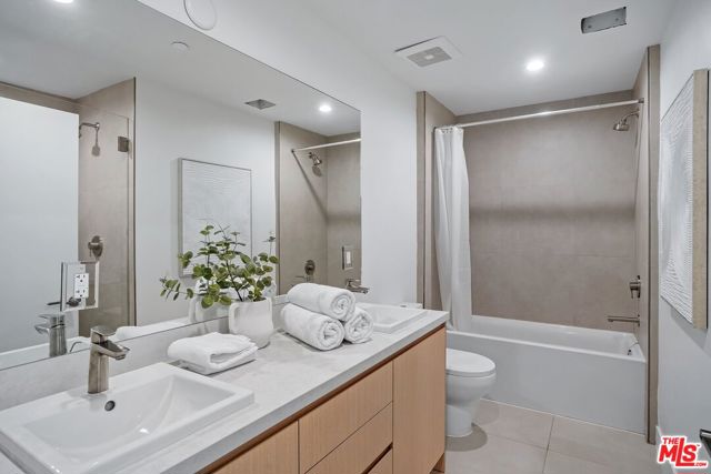3808 College Ave, Culver City CA: https://media.crmls.org/mediaz/bd37443b-3aca-42ef-b5de-534d95fc2ca6.jpg