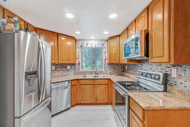 46762 Winema Cmn, Fremont CA: https://media.crmls.org/mediaz/bd37acd5-1b38-4b98-bb89-cd47b1a35589.jpg