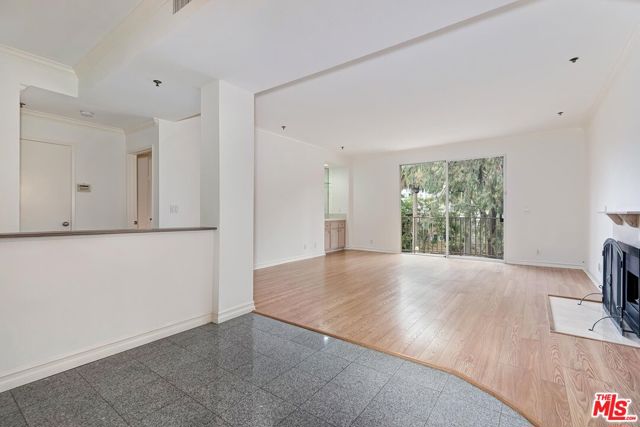 211 CALIFORNIA Avenue, Santa Monica CA: https://media.crmls.org/mediaz/bd39b754-3f27-4219-9112-51a8182c678a.jpg