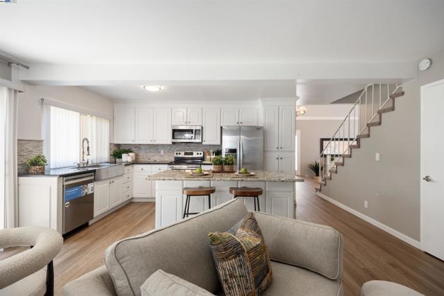 35344 Rutland Ct, Newark CA: https://media.crmls.org/mediaz/bd39cabc-194e-40d4-8104-cf4604cbbd43.jpg
