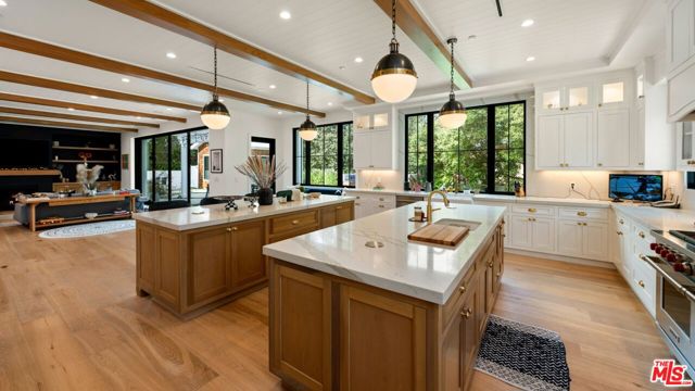 16101 Royal Mount Drive, Encino CA: https://media.crmls.org/mediaz/bd39d9ff-8d51-4b28-8c82-d15a832d8830.jpg