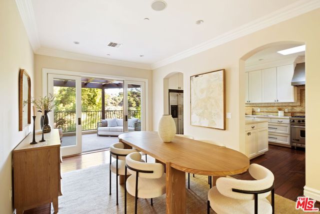 2505 Bowmont Drive, Beverly Hills CA: https://media.crmls.org/mediaz/bd39ebad-9e5e-4b27-85a1-5f69cb43f9bb.jpg