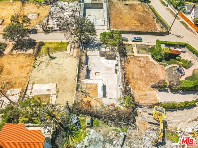 14635 Whitfield Avenue, Pacific Palisades CA: https://media.crmls.org/mediaz/bd3a07d1-5285-413a-969d-70db322ef823.jpg