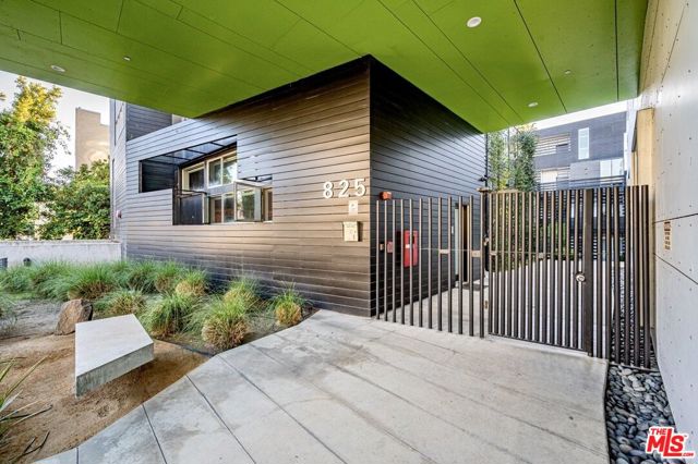 825 N Kings Road, West Hollywood CA: https://media.crmls.org/mediaz/bd3a971e-9fe3-46f2-a8e7-f037fadd503a.jpg