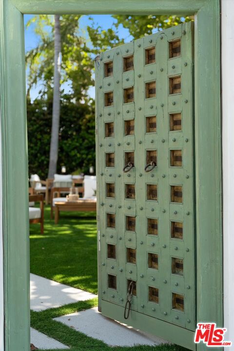 100 S La Jolla Avenue, Los Angeles CA: https://media.crmls.org/mediaz/bd3b06b4-087e-4caa-a4b3-c0ddd7401435.jpg