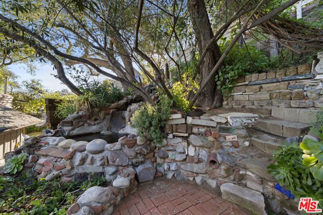 21936 Canon Drive, Topanga CA: https://media.crmls.org/mediaz/bd3bd48b-63ac-4f10-98a7-46a12d6994e8.jpg