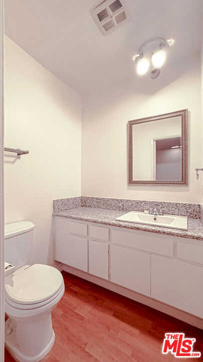 400 S La Fayette Park Place, Los Angeles CA: https://media.crmls.org/mediaz/bd3cac2c-8270-4ee6-adff-c57826ee892a.jpg