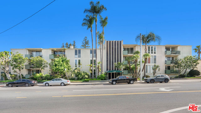10240 Camarillo Street, Toluca Lake CA: https://media.crmls.org/mediaz/bd3cc9b3-cb3a-4602-af02-0bae4cb0236b.jpg