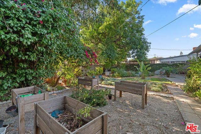 7667 Chisholm Avenue, Van Nuys CA: https://media.crmls.org/mediaz/bd3d225a-0d3d-487d-a118-0368111ebb31.jpg