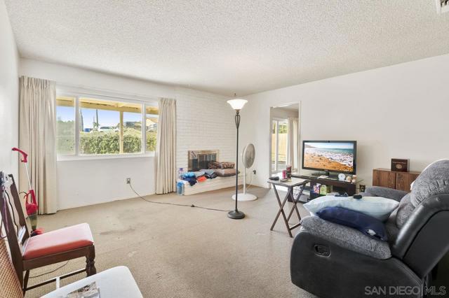 152 Leoma Ln, Chula Vista CA: https://media.crmls.org/mediaz/bd3d8d65-3e63-4b4d-b12a-ab0086c9ea79.jpg