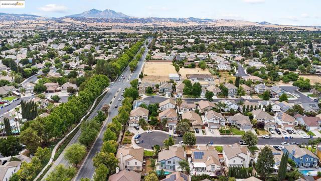 20 Goldmeadow Ct, Brentwood CA: https://media.crmls.org/mediaz/bd3e1e54-84d5-4d74-9dec-5ce3fc8661b3.jpg