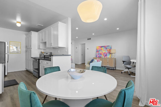 5414 Newcastle Avenue, Encino CA: https://media.crmls.org/mediaz/bd3f332a-0a21-4731-b4fd-eb53e72fffea.jpg