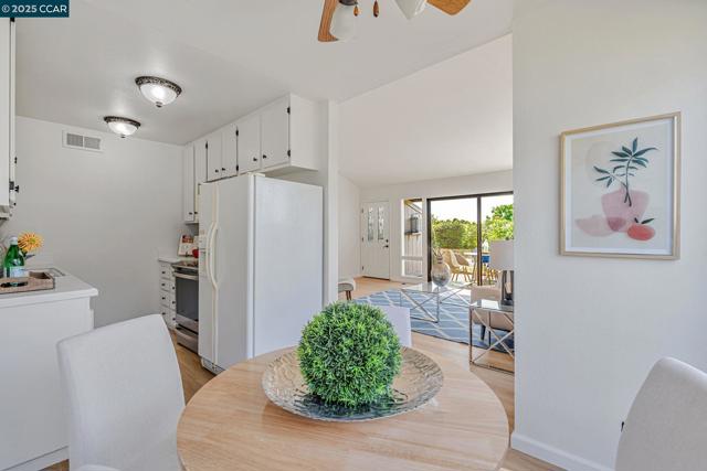 1335 Kenwal Rd, Concord CA: https://media.crmls.org/mediaz/bd3f5ea3-1ae9-47b6-8a33-9a0672c9218b.jpg