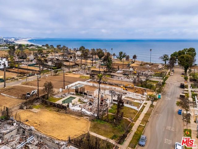 428 Via De La Paz, Pacific Palisades CA: https://media.crmls.org/mediaz/bd40d93e-880d-479e-889d-8a338d1ecbf6.jpg