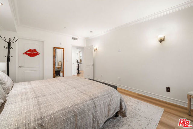 122 N Clark Drive, West Hollywood CA: https://media.crmls.org/mediaz/bd40e1a5-5ac9-45eb-b9b7-8d03bc81d9ab.jpg