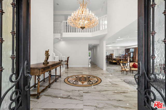 941 Yale Street, Santa Monica CA: https://media.crmls.org/mediaz/bd41472c-a9d1-4692-8ed0-2b92d6f67019.jpg