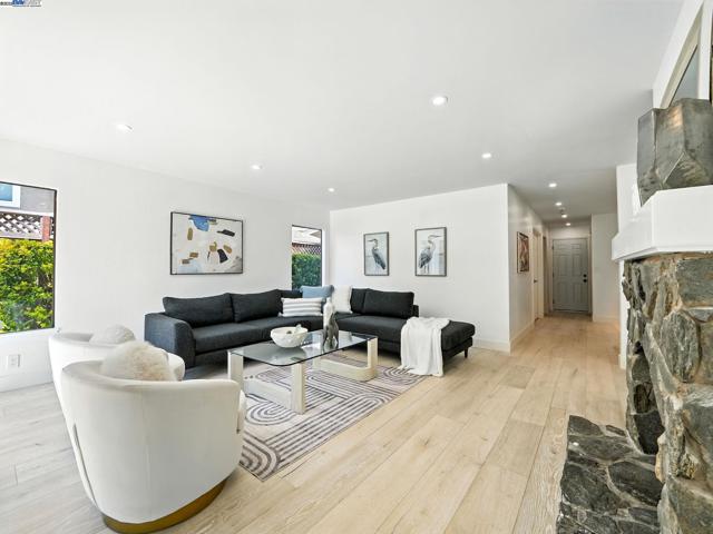 5995 Via Del Cielo, Pleasanton CA: https://media.crmls.org/mediaz/bd414d85-908d-4420-b730-73e06df0152b.jpg