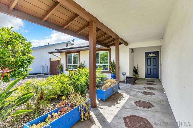 3978 Shenandoah Dr, Oceanside CA: https://media.crmls.org/mediaz/bd41eac7-3e09-41a9-8aef-015f8891c8e9.jpg