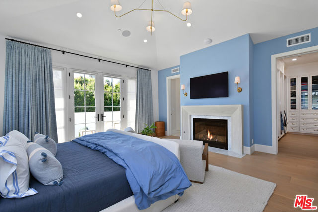 416 21st Place, Santa Monica CA: https://media.crmls.org/mediaz/bd41f226-ea94-462a-9b7e-71fcf7ec998d.jpg