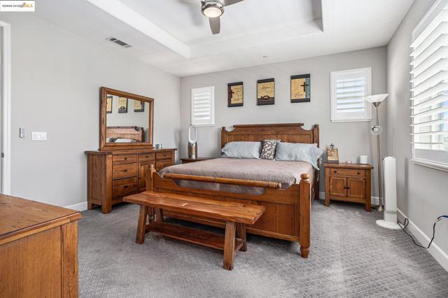 525 Stone Mountain Dr, Oakley CA: https://media.crmls.org/mediaz/bd423339-550d-4d04-92ba-bab804af202b.jpg