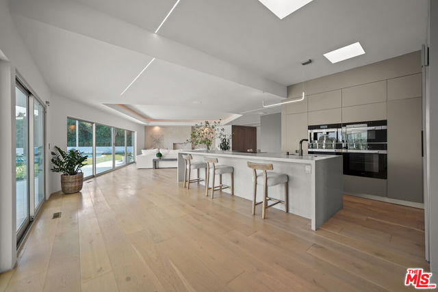 17116 Adlon Road, Encino CA: https://media.crmls.org/mediaz/bd4319f2-7595-4962-8c06-ba51be9525e0.jpg