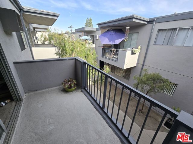 5720 Yolanda Avenue, Tarzana CA: https://media.crmls.org/mediaz/bd435178-662d-413b-8c31-77740398056a.jpg