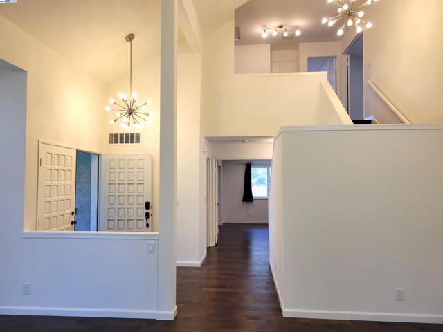 17089 Columbia Dr, Castro Valley CA: https://media.crmls.org/mediaz/bd439ec5-0040-4e09-b8e5-56b70540b3df.jpg