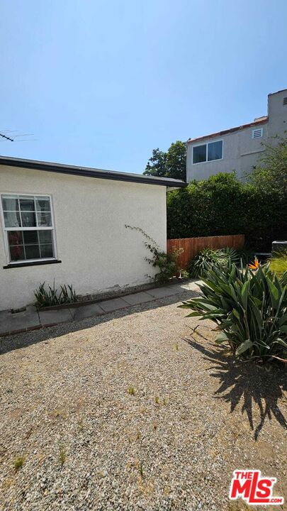 2615 W Edgehill, Los Angeles CA: https://media.crmls.org/mediaz/bd43ad8a-713c-4ad1-83e3-4e2242e70d75.jpg