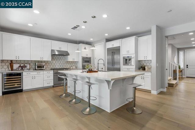17691 Whisper Ln, Castro Valley CA: https://media.crmls.org/mediaz/bd455d47-ea8e-484c-bcc8-45bbb789832a.jpg