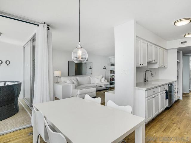 1760 Avenida del Mundo, Coronado CA: https://media.crmls.org/mediaz/bd45cfd2-2c5f-451b-a3d1-de81afe9310b.jpg