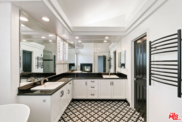 6477 Zuma View Place, Malibu CA: https://media.crmls.org/mediaz/bd46042f-8d21-4609-b2dd-3a144dd688cd.jpg