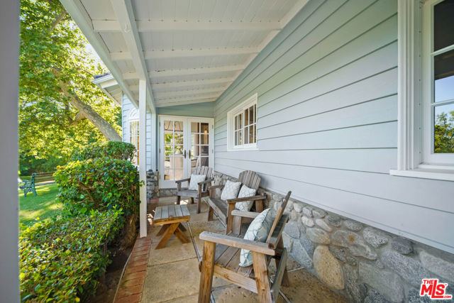 33269 Mulholland Highway, Malibu CA: https://media.crmls.org/mediaz/bd477607-742a-4ffd-9db4-45a855ab96ca.jpg