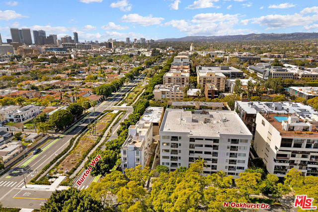 321 N Oakhurst Drive, Beverly Hills CA: https://media.crmls.org/mediaz/bd485a92-8f3e-4f92-952b-2c4fd2942b8b.jpg