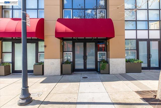 809 Clay St, Oakland CA: https://media.crmls.org/mediaz/bd49dc15-b302-4210-981d-4a3d7294f348.jpg