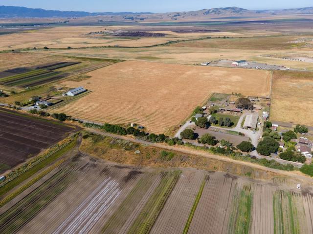 6200 Frye Lane, Hollister CA: https://media.crmls.org/mediaz/bd4a9fb3-cd69-4681-8380-254c04509412.jpg