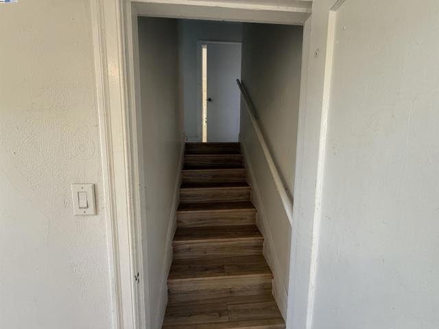 7800 Lockwood St, Oakland CA: https://media.crmls.org/mediaz/bd4b0082-2703-45ea-9aaf-9a3be0b3c1e7.jpg