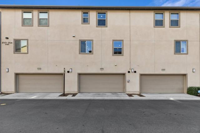 202 Keeper, Irvine CA: https://media.crmls.org/mediaz/bd4b696c-9f21-4d65-a7d3-fa37ab330b52.jpg