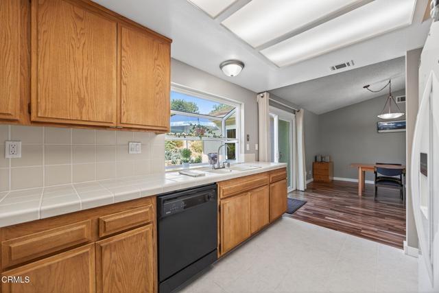 11881 Silver Spur Street, Ojai CA: https://media.crmls.org/mediaz/bd4cd5f1-fe2e-4aed-9868-098add84e683.jpg
