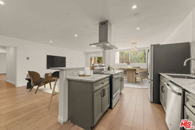 Image 3 of 16 For 530 Barrington Avenue 102