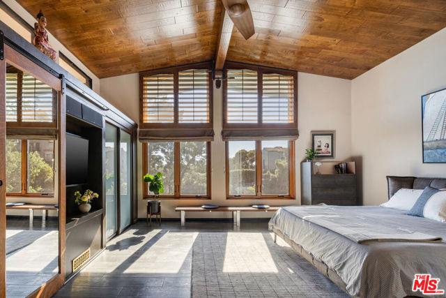 3307 Deronda Drive, Los Angeles CA: https://media.crmls.org/mediaz/bd4d674b-dc80-444a-aa39-1da8ae376cc3.jpg