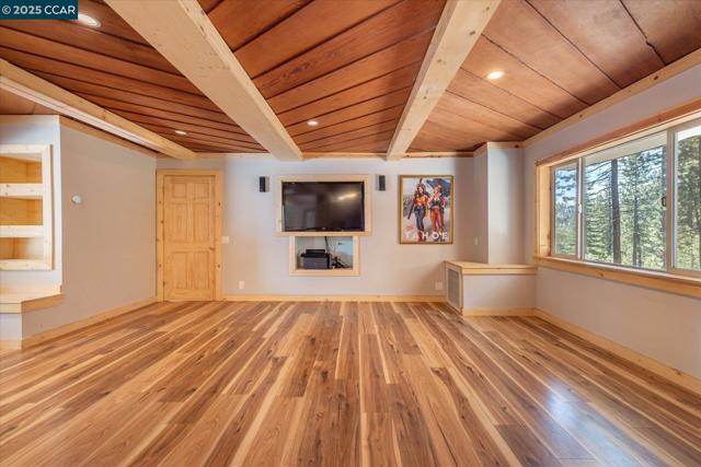 12255 Sierra Dr, Truckee CA: https://media.crmls.org/mediaz/bd4d952e-8767-404e-9181-19c3128876e7.jpg