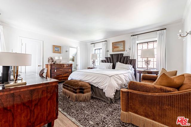 165 N Las Palmas Avenue, Los Angeles CA: https://media.crmls.org/mediaz/bd4e41f2-6805-406e-9f79-1dc5ae88396d.jpg