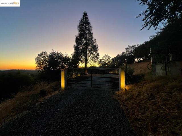 110 Duncan Hill RD, Auburn CA: https://media.crmls.org/mediaz/bd4f8abb-af56-493b-be47-62a94ca396c2.jpg