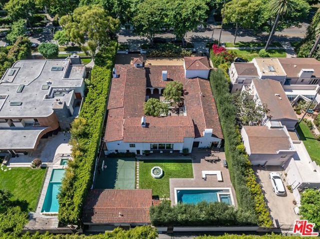 820 N Roxbury Drive, Beverly Hills CA: https://media.crmls.org/mediaz/bd4f9220-4fd9-4933-8b4b-3034a76eb6a4.jpg