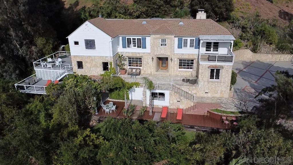 2400 Benedict Canyon Dr — architectural residence