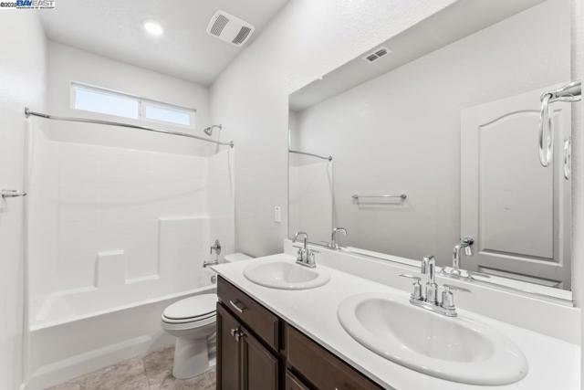 323 Sacramento St, Lathrop CA: https://media.crmls.org/mediaz/bd4fd7b8-95d1-4d84-ad0d-88546379b8fd.jpg