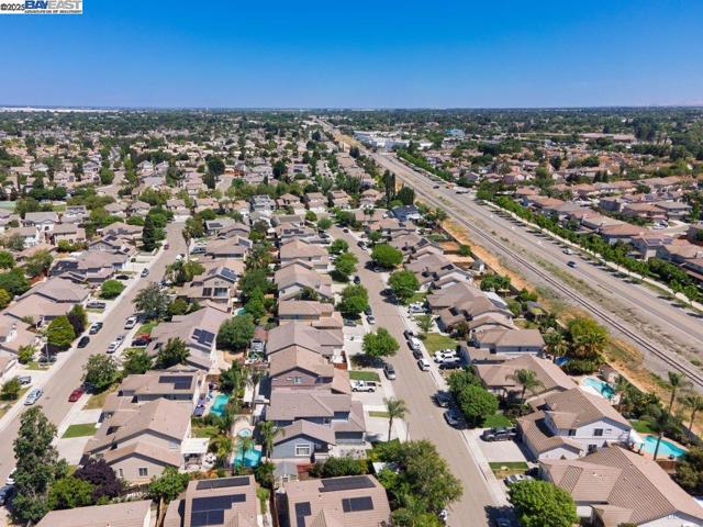2315 Sabrina Way, Tracy CA: https://media.crmls.org/mediaz/bd50ae54-6cd9-4780-944b-d17ae909510a.jpg
