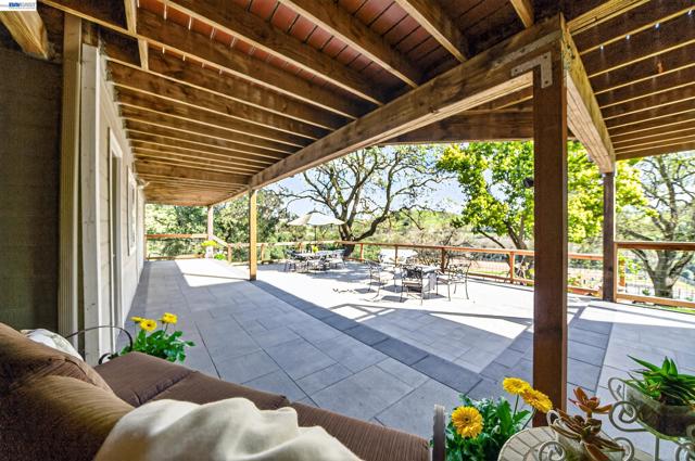 10700 Foothill Rd, Sunol CA: https://media.crmls.org/mediaz/bd50ffb3-c34b-4d1b-812a-3907acba9ce1.jpg